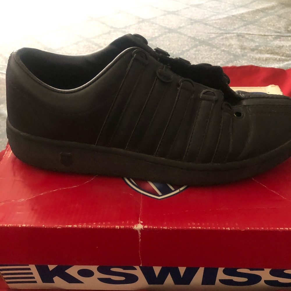 Tennis shoes